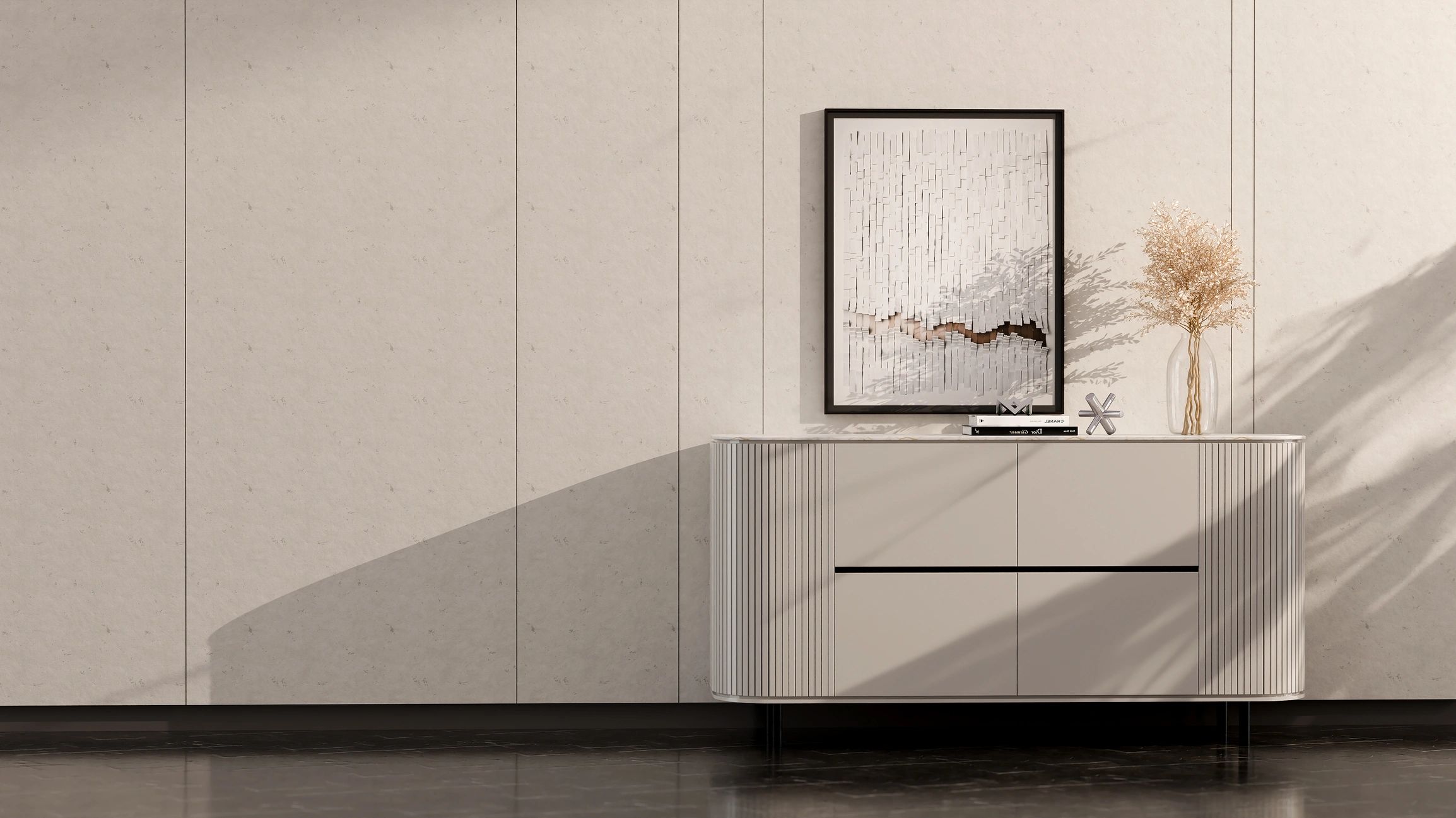 Minimal bir duvarda çerçeveli sanat eserleri ve konsol